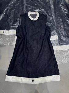 ชุดเดรสยีนส์แขนกุดทรงเข้ารูปสไตล์ย้อนยุคสำหรับผู้หญิง ฤดูใบไม้ร่วง 2025 ชุดเดรสทรงเข้ารูปดีไซน์เนอร์สุดเก๋