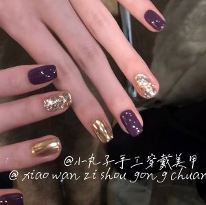 เล็บปลอมสีม่วง ทำมือ ประดับเล็บสั้น สีสันสดใส สะท้อนแสง เล็บปลอมสีทอง ชุดเล็บแฟชั่น ชุดเล็บสีทอง