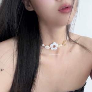 Vòng cổ dây rút mặt hoa xà cừ phối vỏ ốc Mita Choker dây chuyền dáng ngắn dành cho mùa hè đi biển
