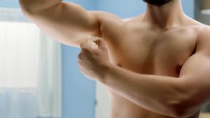 Combo Xịt Ngăn Mùi NIVEA MEN Deep Gỗ Đen 150ml và Lăn Ngăn Mùi Deep Gỗ Đen 50ml