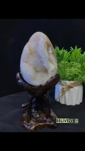 Natural Clear Quartz Treasure Egg】 A stunning translucent clear quartz geode with a sparkling inner cavity天然白水晶聚宝蛋】 晶莹剔透的白水晶，内含闪亮晶洞，形似聚宝盆，寓意“藏财聚运