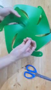 กังหันลมสีสันสดใส(กังหัน 10อัน พร้อมเชือกยาว 10 เมตร) ตกแต่งสวนและสนามหญ้า