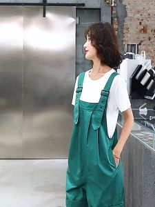 2025ฤดูร้อนแฟชั่นกางเกงยีนส์กระเป๋าสีทึบทรงหลวมและเพรียวบางสำหรับผู้หญิงกางเกงกีฬาขาสั้นแบบลำลอง