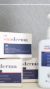 ซื้อ 1 แชมพู (Dầu gội) แถมฟรี 1 สบู่อาบน้ำ แซนเดอร์มา (Sanderma) ของแท้ - ช่วยลดอาการคัน เชื้อราบนหนังศีรษะ (สูตรปราศจากพาราเบนและซิลิโคน)