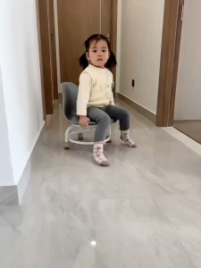 HT สตูลเตี้ย อะคริลิค สตูลเตี้ยหมุนได้ 360° วัสดุ PU มีที่พนักพิงหลัง พร้อมล้อหมุนเงียบ เหมาะสำหรับเด็กฝึกเดิน low stool