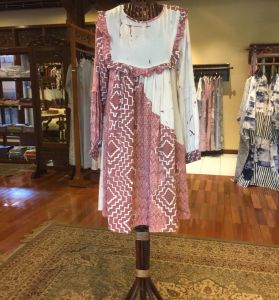 Aira Tunik by Dian Pelangi LIMITED EDITION Baju Blouse Atasan Kemeja Blus Outfit Casual Formal Kerja Kantor Pesta Pernikahan Kondangan Wanita Hijaber Cantik Anggun Modis Modern Mewah Model Korea Motif Batik Abstrak Hand Made Kekinian