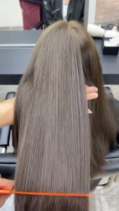 Cat Rambut Bubuk Tanpa Pemutihan: Sari Tumbuhan Murni\\n\\n Cat Rambut Ash Brown Halal\\n\\nCat rambut bubuk tanpa pemutihan adalah pilihan yang tepat bagi Anda yang ingin merubah warna rambut tanpa menggunakan bahan kimia berbahaya. Salah satu pilihan terbaik adalah cat rambut ash brown halal, yang menggunakan sari tumbuhan murni sebagai bahan utamanya.\\n\\n Cat Rambut Bubuk Tanpa Pemutihan\\n\\nCat rambut bubuk tanpa pemutihan adalah produk cat rambut yang tidak memerlukan proses pemutihan sebelum pewarnaan. Ini membuat proses pewarnaan menjadi lebih mudah dan cepat, serta aman bagi kesehatan rambut.\\n\\n Cat Rambut Sari Tumbuhan Murni\\n\\nCat rambut sari tumbuhan murni adalah produk cat rambut yang menggunakan ekstrak tumbuhan alami sebagai bahan utamanya. Ini membuat produk ini lebih aman dan ramah lingkungan dibandingkan dengan cat rambut yang mengandung bahan kimia berbahaya.\\n\\n Cat Rambut Milk Tea Ash Brown\\n\\nCat rambut milk tea ash brown adalah salah satu variasi warna yang tersedia dalam cat rambut bubuk tanpa pemutihan. Warna ini memberikan kesan hangat dan elegan pada rambut, serta cocok untuk berbagai jenis kulit.\\n\\n Cara Menggunakan Cat Rambut Tanpa Pemutihan\\n\\nBerikut adalah langkah-langkah mudah dalam menggunakan cat rambut bubuk tanpa pemutihan:\\n\\n1. Bersihkan rambut Anda dari kotoran dan minyak dengan shampo.\n2. Basahi rambut Anda hingga basah.\n3. Campurkan bubuk cat rambut dengan air hangat sesuai petunjuk pada kemasan.\n4. Oleskan campuran cat rambut pada rambut Anda secara merata.\n5. Biarkan selama waktu yang dianjurkan pada kemasan.\n6. Bilas rambut Anda hingga bersih.\\n\\n Tips Untuk Hasil Optimal\\n\\nUntuk mendapatkan hasil pewarnaan yang optimal, berikut adalah beberapa tips yang dapat Anda ikuti:\\n\\n* Pastikan rambut Anda bersih sebelum pewarnaan.\n* Oleskan cat rambut secara merata pada rambut Anda.\n* Jangan lupa untuk melindungi kulit kepala Anda dari cat rambut.\\n\\n Perawatan Rambut Setelah Pewarnaan\\n\\nSetelah proses pewarnaan selesai, ada beberapa langkah perawatan rambut yang harus Anda lakukan:\\n\\n* Gunakan kondisioner untuk melembutkan rambut Anda.\n* Hindari keramas terlalu sering agar warna rambut tetap tahan lama.\n* Hindari paparan sinar matahari langsung agar warna rambut tidak cepat pudar.\\n\\n Keuntungan Menggunakan Cat Rambut Sari Tumbuhan Murni\\n\\nBerikut adalah beberapa keuntungan menggunakan cat rambut sari tumbuhan murni:\\n\\n Keamanan & Kesehatan Rambut\\n\\nCat rambut sari tumbuhan murni lebih aman dan tidak berbahaya bagi kesehatan rambut dibandingkan dengan cat rambut yang mengandung bahan kimia berbahaya.\\n\\n Warna Yang Tahan Lama\\n\\nWarna yang dihasilkan oleh cat rambut sari tumbuhan murni lebih tahan lama dibandingkan dengan cat rambut biasa.\\n\\n Variasi Warna Yang Tersedia\\n\\nCat rambut sari tumbuhan murni menawarkan berbagai variasi warna yang dapat Anda pilih sesuai dengan keinginan Anda.\\n\"\n}