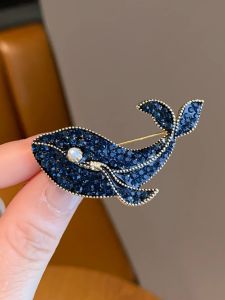 เข็มกลัดโลหะผสมสีน้ำเงิน ดีไซน์โลมา แฟชั่นฤดูใบไม้ร่วง/ฤดูหนาว เข็มกลัดสำหรับผู้หญิง เครื่องประดับแฟชั่น เข็มกลัดโลมา