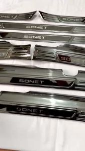 Ốp Bậc Cửa Nẹp Bước Chân Xe KIA Sonet 2026-2022 Trong Ngoài Mẫu Vân Titan Cao Cấp Loại 1