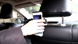 Kẹp điện thoại máy tính bảng vào đầu ghế ô tô R066