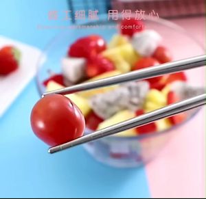 อ่านก่อนสั่ง สินค้าคละสีเท่านั้น!!!ชุดช้อนส้อมตะเกียบ แบบพกพา ผลิตจากสเตนเลส 304 แข็งแรงทนทานต่อการใช้งาน