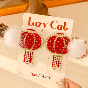 2025 ปีงู หมวกคล้องหัวเด็กผู้หญิง ชุดวันตรุษจีน สีแดง หมวกคล้องหัวแบบมีกิ๊บติดผม ทรงเรขาคณิต แฟชั่นเด็ก ของขวัญ