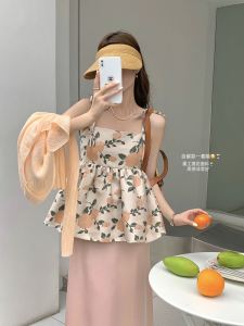 ชุดกระโปรงสองชิ้นสไตล์วินเทจสำหรับผู้หญิงในช่วงฤดูร้อนปี 2024 ชุดกระโปรงสั้นลายดอกไม้สไตล์ฝรั่งเศสพร้อมเสื้อสายเดี่ยว