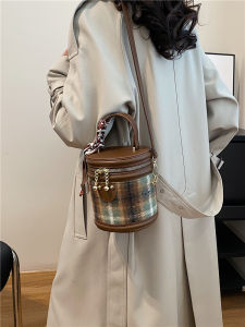 กระเป๋าสะพายไหล่ทรงถังลายสก็อตสไตล์วินเทจสุดหรูสำหรับผู้หญิง ฤดูใบไม้ร่วง 2024 กระเป๋าถือแบบมีซิป สไตล์เกาหลี ผ้าฝ้ายโพลีเอสเตอร์