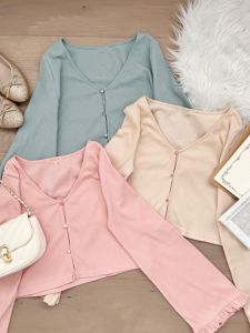 เสื้อคาร์ดิแกนถักแขนยาวคอวีสีพื้นสไตล์หวานสำหรับฤดูใบไม้ผลิและฤดูร้อน แขนยาวป้องกันแสงแดด ขอบไม้ แขนสั้น ผ้าฝ้าย