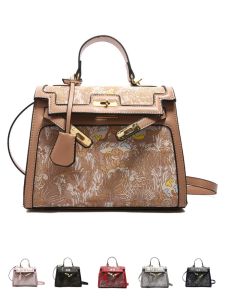 กระเป๋าถือสไตล์เคเลอรี่ขนาดเล็กแบบสี่เหลี่ยมผืนผ้า ทรงสี่เหลี่ยม กระเป๋าสะพายข้าง PU สำหรับใส่ของใช้ในห้องน้ำแบบตัวอย่าง