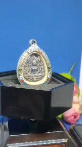 Thai Most Beautiful Elegent BuddhaPhra Phuttha Chinnarat(Success Buddha) Nur GraBerng Material(Colored Tile)泰國最完美優雅高贵佛祖像「金娜啦佛祖」成功佛(最灵愿佛祖之一又称双龙佛由于后面有两条火龙，也叫火龙佛祖)上色陶瓷料已包好古典铜制龙牙佛牌壳（但铜壳已有点轻微泛黑了）