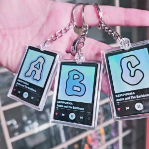 Gantungan Kunci Keychain SPOTIFY INISIAL HURUF Model 2 Gambar HOLOGRAM