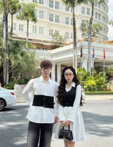 Set đồ đôi sơmi màu trắng phối đen kiểu dáng trẻ trung cá tính