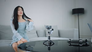 Gimbal Stabilizer Untuk Telefon 360° Putaran Q18 Q19 C22 C16R AI Tracking Selfie Stick Remote Lampu Isi Tripod Bergerak Sendiri - Alloy