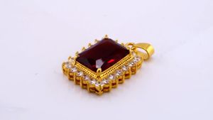 GOLD LOCKET SQUARE RED GEMSTONE 375 18K