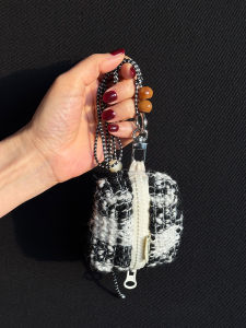 Creative Grids Fabric Earphone Storage Bag Neck Hanging Design Multi-Functional Headset Box Soft Touch Universal Compatibility