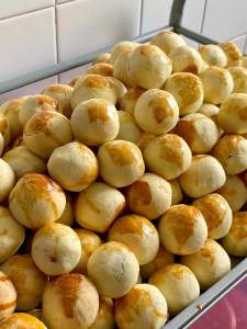 Pineapple ball新鲜制作黄梨酥, 招收代理,fresh handmade pineapple tart round shape pineapple biscuits 圆形黄梨塔,新鲜制作黄梨饼干,牛油butter : farm cow微咸的牛油配上黄梨酱,不会很甜的黄梨酥一罐25粒pineapple tart,nut free,不会烤太焦,每一层都有放泡泡纸噢 牛油butter : farm cow 微咸的牛油配上黄梨酱, 不会很甜的黄梨酥