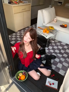 STR พร้อมส่ง🍒🌟เสื้อยืดแขนยาวผู้หญิงสีแดง แต่งเพชรดีไซน์เซือกผูกโปว์ เสื้อครอปทรงเข้ารูปดูแพง เซ็กซี่แฟชั่น ชุดไปเที่ยว