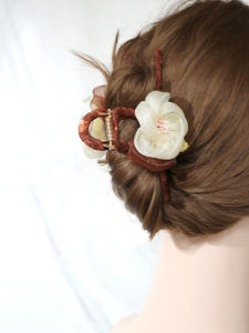 กิ๊บติดผมลายผีเสื้อผ้าไหมสไตล์เกาหลีสำหรับผู้หญิง กิ๊บติดผมแบบมัดครึ่งหัว ประดับผมแบบใหม่ ราคาไม่เกิน 25 หยวน