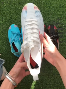 จัดส่งภายใน 24 ชั่วโมง รองเท้าฟุตบอล ผู้ชายผู้หญิง FG กันลื่น เหมาะสำหรับกีฬากลางแจ้ง