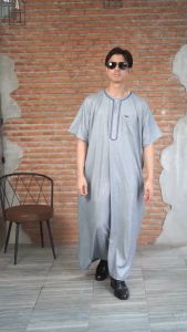 โต๊ปชายแขนสั้น ผ้าพลีผสมคอตตอนใส่สบาย เครื่องแต่งกายมูสลิม งานปักลายเช่นคละเฉด คละลายปัก มีสีอ้อน การผูกปวดได้ง่าย วิตามิน AE47 วาริสมูสลิม