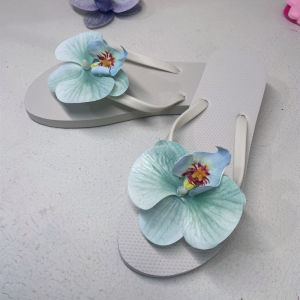 รองเท้าแตะส้นแบนแบบสวมหัวลายดอกไม้สไตล์เกาหลีสำหรับผู้หญิง รองเท้าแตะชายหาดแบบสวมหัวลายดอกไม้สีเขียวมิ้นต์สำหรับกลางแจ้งในฤดูร้อนปี 2024