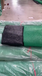 monqiqi หนึ่งชุดใช้ได้20ป สแลนบังแดด กรองแสงผ้าสแลม สแลนกันแดด กันยูวี กรอง 90% สแลนกรองแสง ตาข่ายกรองแสง สีดำ สีเขียว กว้าง 5 เมตร ตัดขายเป็นเมตร