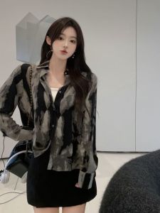 ลำลอง เสื้อเชิ้ตย้อมแขนยาว ผู้หญิง ฤดูใบไม้ร่วง เสื้อแจ๊กเก็ตสไตล์วินเทจพิมพ์สื่อน้ําสไตล์ฮ่องกง อินเทรนด์ เสื้อท่อนบน