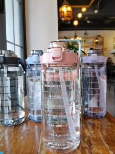 กระบอกน้ำ 2ลิตร ขวดน้ํา พร้อมหลอด วัสดุพีซีคุณภาพสูง มีที่จับ พกพาสะดวก เหมาะสำหรับกีฬาและออกกำลังกาย ที่จับ ภาพสูง แถมฟรี