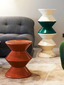 Stool พื้นที่นั่งพลาสติกทรงกลมเรียบง่ายสำหรับเปลี่ยนรองเท้าในบ้านและห้องรับแขก สไตล์อเนกประสงค์ สีสันสดใส