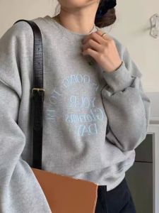 เสื้อฮู้ดคอตั้งพิมพ์ลายตัวอักษรแบบสวมหัว ทรงหลวม แขนยาว ปกติ ปกติ เสื้อผ้าผู้หญิง แฟชั่นฤดูใบไม้ผลิ 2025 เสื้อฮู้ดแบบสวมหัว