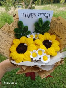 ช่อดอกทานตะวันลวดกำมะหยี่ 2 ดอกแซมด้วยดอกเดซี่