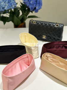 กระเป๋าใส่เครื่องสำอางแบบซับผ้าซาตินกันน้ำ Simple Smile สำหรับรองรับแบรนด์ Chanel ขนาดกลาง กระเป๋าเก็บของสำหรับบ้าน สีสันสดใส