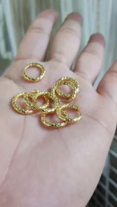 Khuyên tai nữ chất liệu titan không đen gỉ dạng tròn họa tiết sáng màu lấp lánh