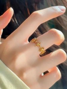 แหวนรูปใบโคลเวอร์สี่แฉกสีทองสไตล์จีนแหวนเต็มรูปแบบสำหรับผู้หญิงแหวนออกแบบพิเศษหญ้านำโชคแฟชั่นเรียบง่ายปากเปิดปรับได้