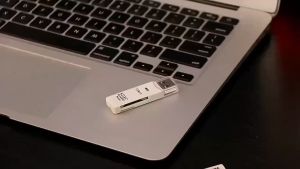 Card Reader Mini Flash Drive TF dengan USB3.0 Kecepatan Tinggi dan Kompatibel dengan PC Laptop. Mendukung Kartu SD dan TF 2in1 Multi Card Reader