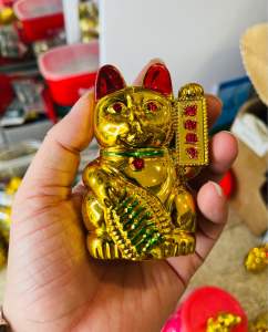 Mèo nhựa vàng thần Tài mang lại May Mắn Tài Lộc và Hạnh Phúc.