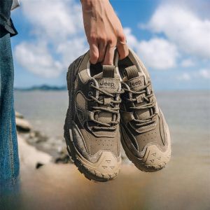 รองเท้าเดินป่ากันลื่นสำหรับผู้ชาย Jeep รองเท้าวิ่งกลางแจ้งแบบลำลองสำหรับฤดูใบไม้ผลิและฤดูใบไม้ร่วง รองเท้าเดินป่าแบบลำลองที่ทนทานต่อการสึกหรอ
