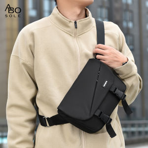 ABOSOLE กระเป๋าสะพายกระเป๋าพาดลำตัวกระเป๋าหิ้วกระเป๋าคาดหน้าอกผู้ชายแฟชั่นสายกระเป๋าคล้องไหล่กันน้ำกระเป๋าสะพายความจุขนาดใหญ่กระเป๋าสะพายกระเป๋าถนนลำลองแบบเรียบง่ายสำหรับเล่นกีฬาเสื้อยืด