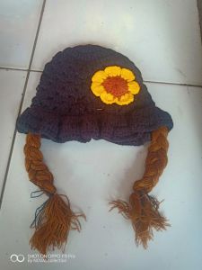 Topi bayi perempuan motip bunga matahari model rambut kepang