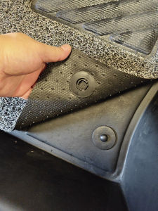 แผ่นรองเท้ารถยนต์แบบหนังและเส้นใยสแปนเด็กซ์สองชั้นพร้อมหัวเข็มขัดป้องกันการลื่นไหลแบบกดปุ่มสำหรับเปลี่ยนใหม่