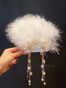 กิ๊บติดผมขนนกสีขาวที่เหนือกว่าระดับไฮเอนด์พร้อมขอบพู่สําหรับผู้หญิงเครื่องประดับผมเจ้าสาวใหม่การ์ดผมแฟชั่น