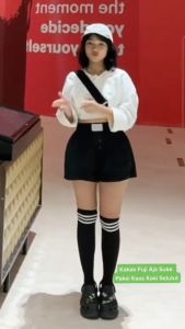 IVSHOP - Kaos Kaki Jempol Selutut Strip Garis Hitam Putih Kaos Kaki Lutut Wanita Bergaris Model Korea Kaos Kaki Panjang OverKnee Strip Hitam Putih Kaus Kaki Dengan Strip Salur Hitam Putih Kaos Kaki Cewek Jepang Kaos Kaki Import