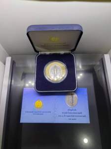 เหรียญเงินพระคลังมหาสมบัติ รุ่นแรก 80ปี กรมธนารักษ์ พร้อมใบเซอร์กล่องหนัง 2555